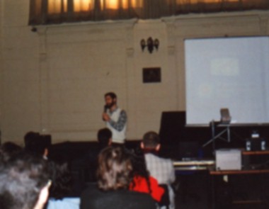 Fernando hablando a los asistentes del Aula Magna