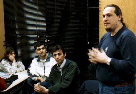 Diego G�mez Deck ante la atenta mirada de Ale Reimondo y de Dar�o Torrez