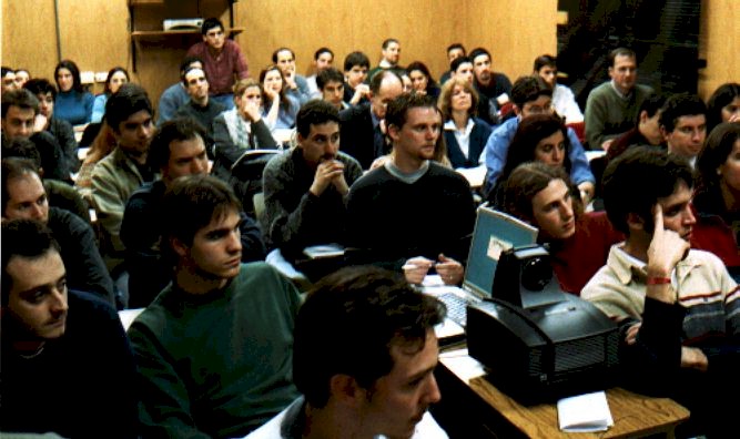 La gran cantidad de asistentes que colmaron el Aula 422 de Audiovisuales